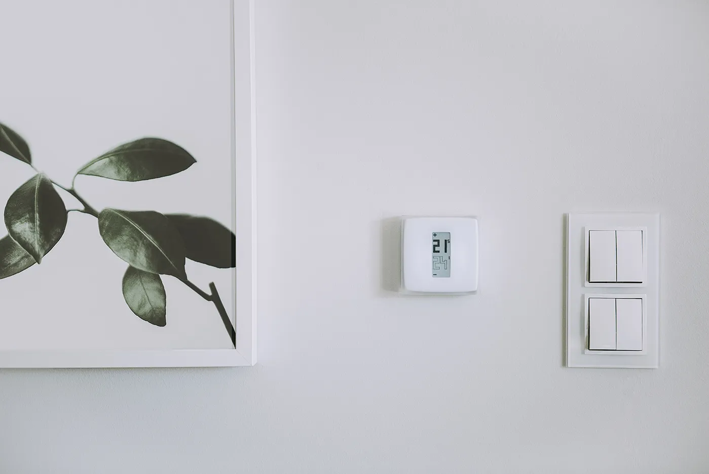 Inteligentny termostat Netatmo na ścianie